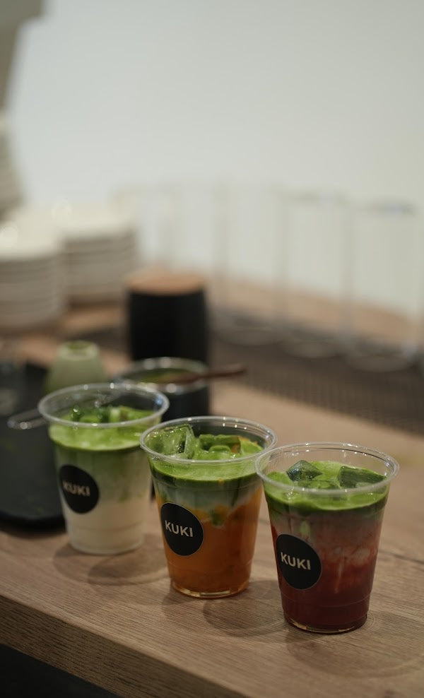 Drei Matcha-Getränke im KUKI Café: Matcha Latte, Mango Matcha und Strawberry Matcha