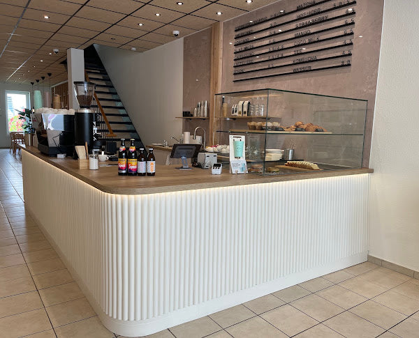 Theke im KUKI Café mit Menütafel
